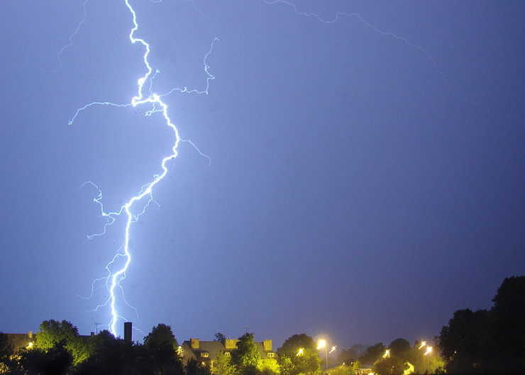 Zaburzenia elektromagnetyczne zagrożeniem prawidłowej pracy urządzeń elektronicznych