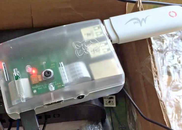 Bramka SMS na bazie Raspberry Pi z dołączonym modułem GSM