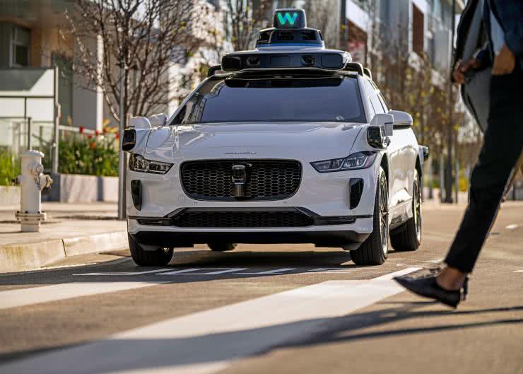 W 2024 roku robotaxi Waymo One w czterech miastach